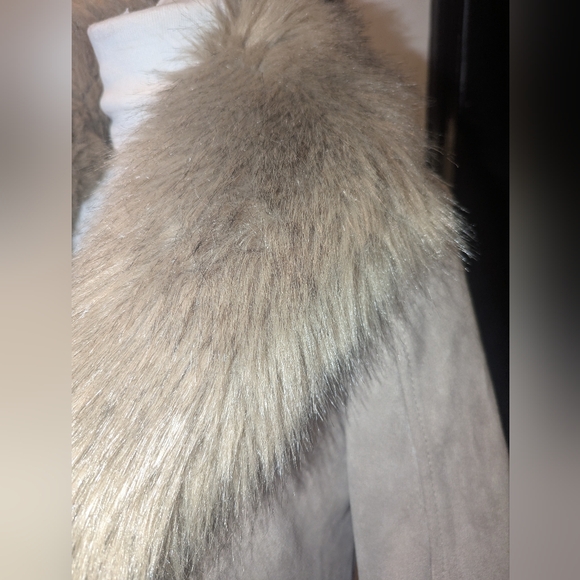 Beige Teddy Jacket with Plush Fur Collar and Fitted Design - Picture 2 of 10